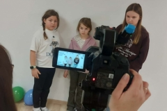 Dzieci wypowiadają się przed kamerą