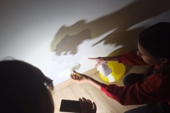 Dzieci odczytują kształt z wosku