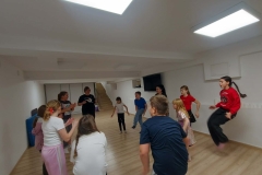 Dzieci skaczą do muzyki