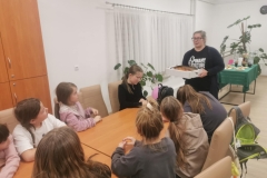 Dzieci jedzą babeczki z wróżbą