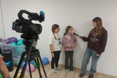 Dzieci wypowiadają się przed kamerą