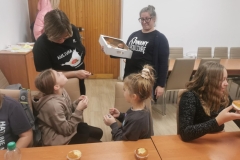 Dzieci jedzą babeczki z wróżbą