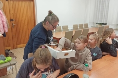 Dzieci jedzą babeczki z wróżbą