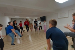 Dzieci skaczą do muzyki