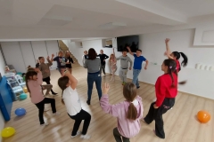 Dzieci skaczą do muzyki