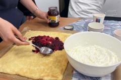 Smarowanie ciasta dżemem