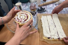 Zwijanie ciasta w kształt tortu