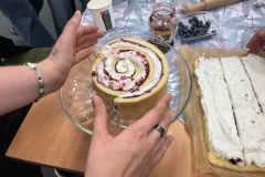 Zwijanie ciasta w kształt tortu