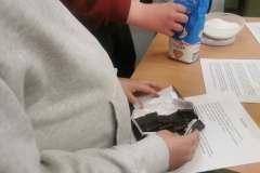 Łamanie czekolady na kostki