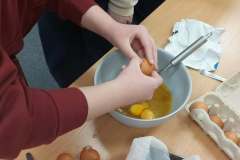 Dziecko wbija jajka do miski