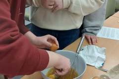 Dzieci mieszają składniki na ciasto