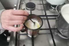 Dzieci mieszają w garnuszku