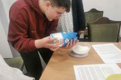 Dzieci odmierzają składniki na ciasto