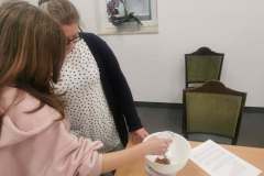 Dzieci odmierzają składniki na ciasto