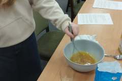 Dzieci mieszają składniki na ciasto