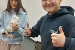 Dzieci uśmiechają się do zdjęcia