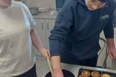 Dzieci dekorują pączki