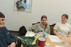 Dzieci uśmiechają się do zdjęcia