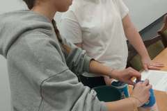 Dzieci przygotowują ciasto na pączki