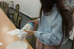 Dzieci przygotowują ciasto na pączki