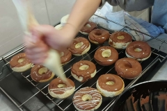 Dzieci dekorują pączki