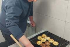 Dzieci dekorują pączki