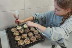 Dzieci dekorują pączki