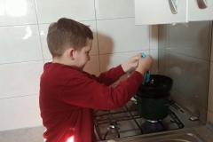 Dziecko roztapia czekoladę