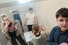 Dzieci dekorują pączki