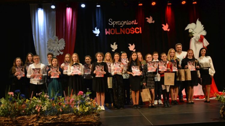 PATRIOTYCZNIE W DOMU KULTURY W PRZECISZOWIE.