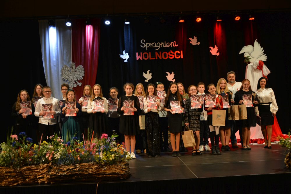 PATRIOTYCZNIE W DOMU KULTURY W PRZECISZOWIE.