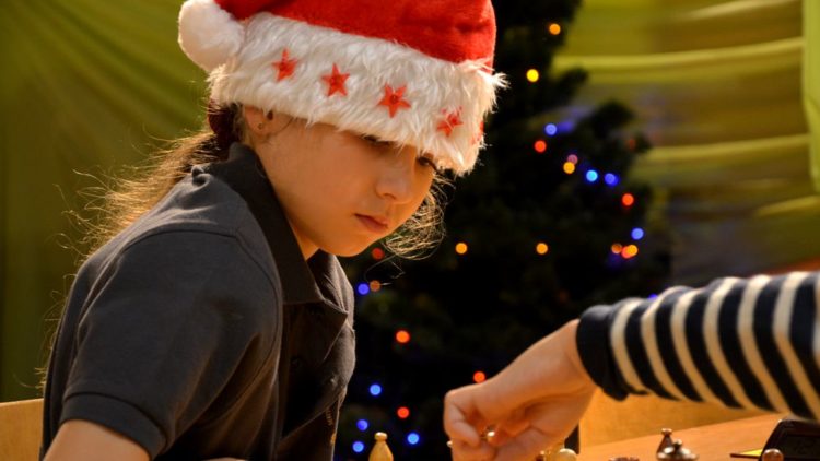 MIKOŁAJKOWY TURNIEJ SZACHOWY – SPORTOWE EMOCJE I ŚWIĄTECZNA ATMOSFERA.