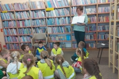 Bibliotekarka opowiada o pracy w bibliotece