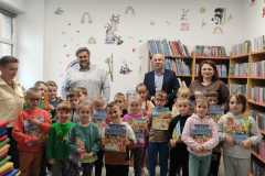 Zdjęcie grupowe dzieci, wójta oraz pracowników biblioteki
