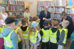 Wójt rozdaje dzieciom książki
