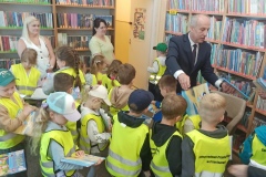 Wójt rozdaje dzieciom książki