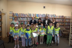 Zdjęcie grupowe dzieci, wójta oraz pracowników biblioteki