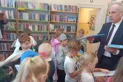 Wójt rozdaje dzieciom książki