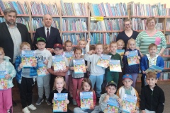 Zdjęcie grupowe dzieci, wójta oraz pracowników biblioteki