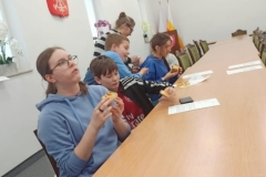 dzieci jedzą cynamonki