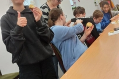 dzieci jedzą cynamonki
