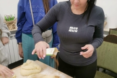ciasto posypywane przyprawą przez prowadzącą zajęcia