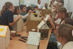 Dzieci wykonują domek dla zapylaczy