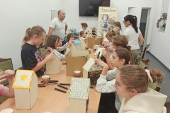 Dzieci wykonują domek dla zapylaczy