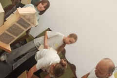 Dzieci wykonują domek dla zapylaczy