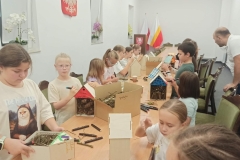 Dzieci wykonują domek dla zapylaczy