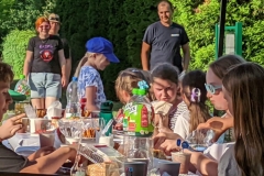 Dzieci i rodzice jedzą