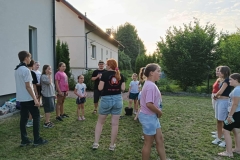 Dzieci bawią się z animatorką