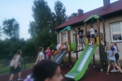 Dzieci bawią się na placu zabaw