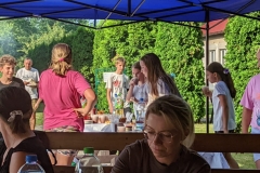 Dzieci i rodzice jedzą